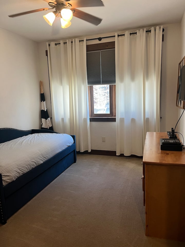 Dormitorio de invitados con cama nido doble. 