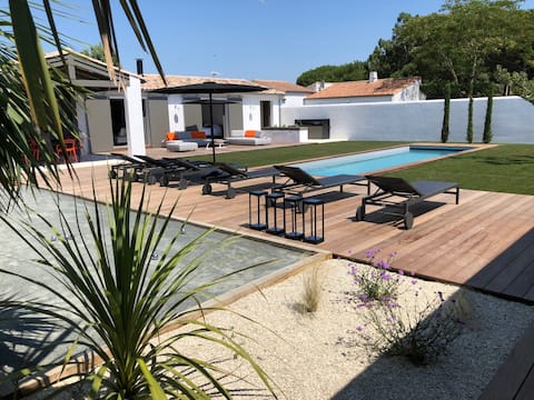 Luxurious architect-designed villa, pool, walking distance to the beach