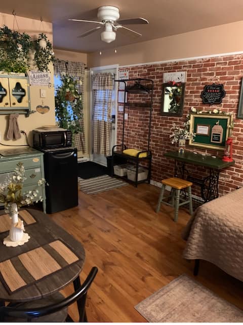 Popular Airbnb listing: The Canadiana in Gatineau