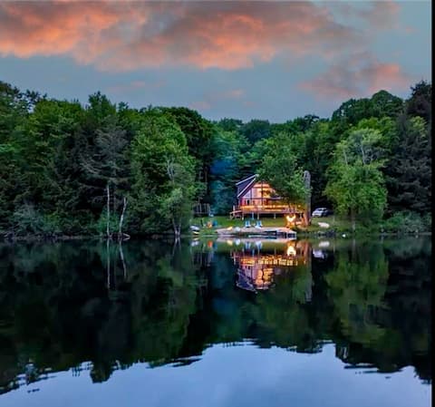 Classic Muskoka Getaway | Hot Tub, Fire Pit, Beach