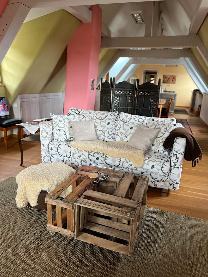 Im Wohnzimmer befindet sich ein hochwertiges Schlafsofa (bequeme Matratze & Lattenrost). Ist es ausgeklappt, können hier zwei weitere Personen schlafen. Zusätzlich können wir nach Absprache auch eine Matratze oder Kinderbett im Wohnzimmer richten.