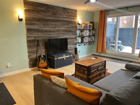 Popular Airbnb listing: Best location, tasteful, non-smoking 1BD+parking in Wîhkwêntôwin