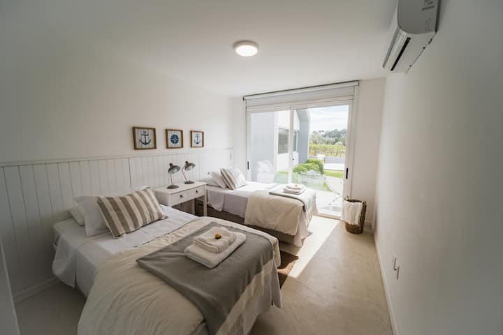 Chumba Namba 4, Ghorofa ya 0. Inaweza kuwekwa na vitanda 2 vya mtu mmoja au kitanda 1 cha ukubwa wa King. Pia ina kitanda cha benki chini ya mojawapo ya vitanda. Idadi ya watu wanaoweza kukaa: 2 kwa starehe au wasiozidi 3. 