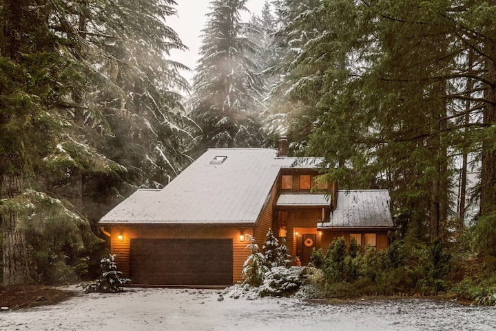 Woodlands House / Modern Cabin Near Mt. Hood