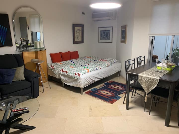 Eneo la kulala - sofa (ya ziada) inafunguka kuwa vitanda viwili sebuleni