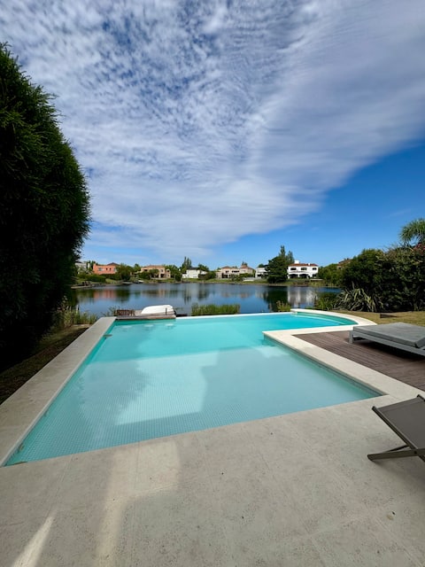 Beautiful lake house, private neighborhood Tigre pool