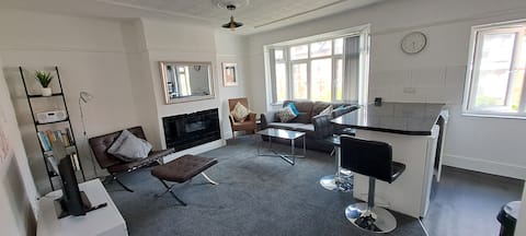 Successful Airbnb property: Central 2 Bedroom garden flat. in West Kirby & Caldy