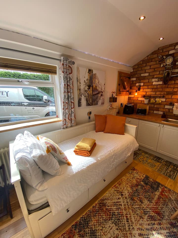 Self contained studio in Warwick