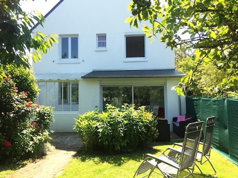 Quiet 5 bedroom vacation home: Beaches 7 min walk