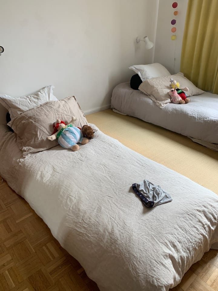 Chambre enfants 2 couchages de 90 / une place - possibilités de mettre un troisième matelas