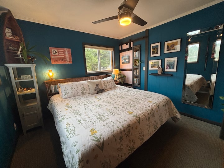 King bed! This can be pulled apart to create two Twin XLs. 