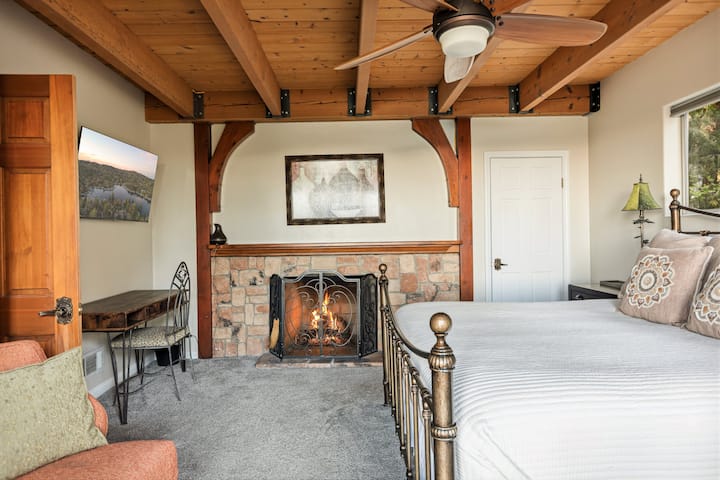 The King's quarters - Fall asleep to the warmth of the crackling fire