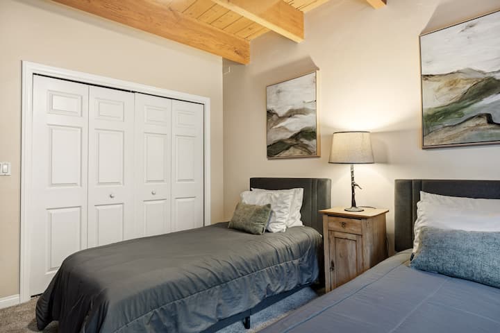 The Knight's room with 2 twin beds