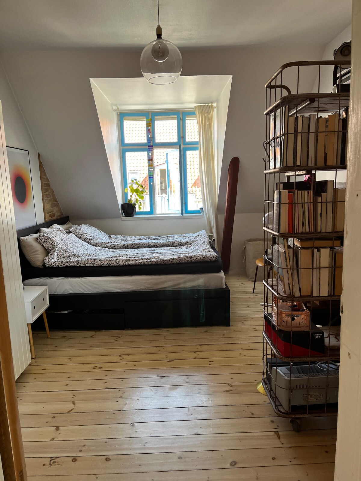 Obrázok z chodby do spálne. Skriňa nebude k dispozícii len na dlhšie pobyty a nebude k dispozícii na krátkodobé pobyty. Vešiaky na oblečenie budú k dispozícii na zavesenie kabátov a košele na vešiaku v obývacej izbe.