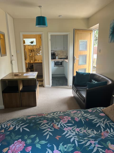 Popular Airbnb listing: "Annexe" - Private Studio With Garden in Rushmoor