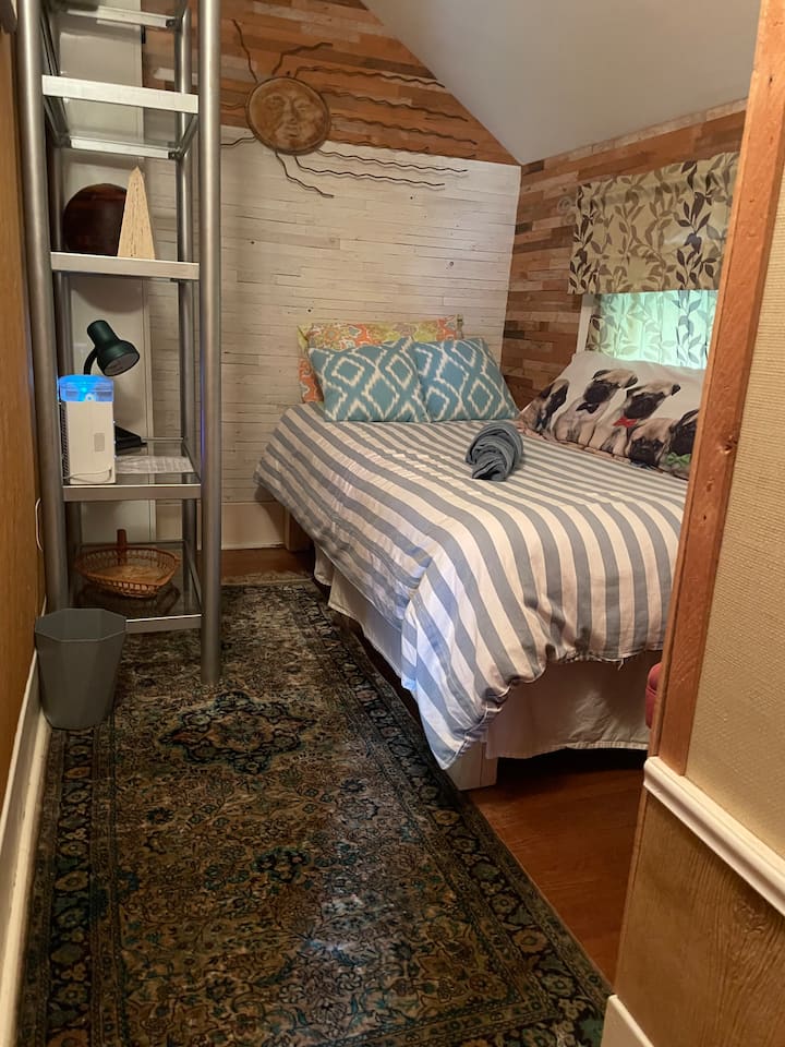 Najlepší spánok v histórii je to, čo hovoria moji hostia o tomto útulnom apartmáne. Ultra pohodlie pre jedného!! 
Skvelá posteľ na popoludňajší spánok. Každá posteľ bola starostlivo vybraná, čo zaručuje najpohodlnejší spánok. 