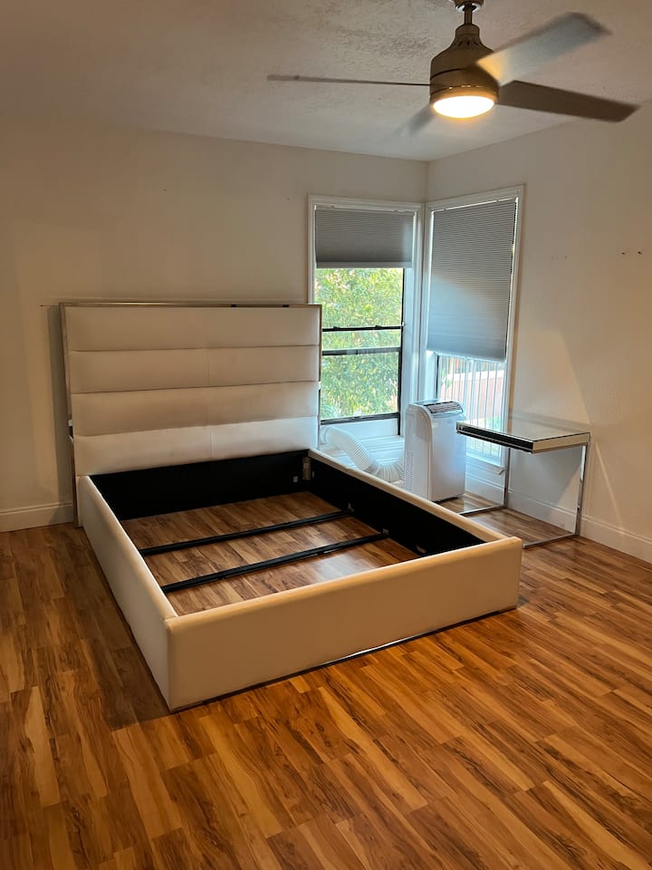 ** Fremu 1 ya kitanda ya ukubwa wa malkia - ikiwa una kitanda chako mwenyewe cha malkia unachoweza kuleta au godoro jipya litawekwa, fremu mpya ya kitanda imewekwa :)