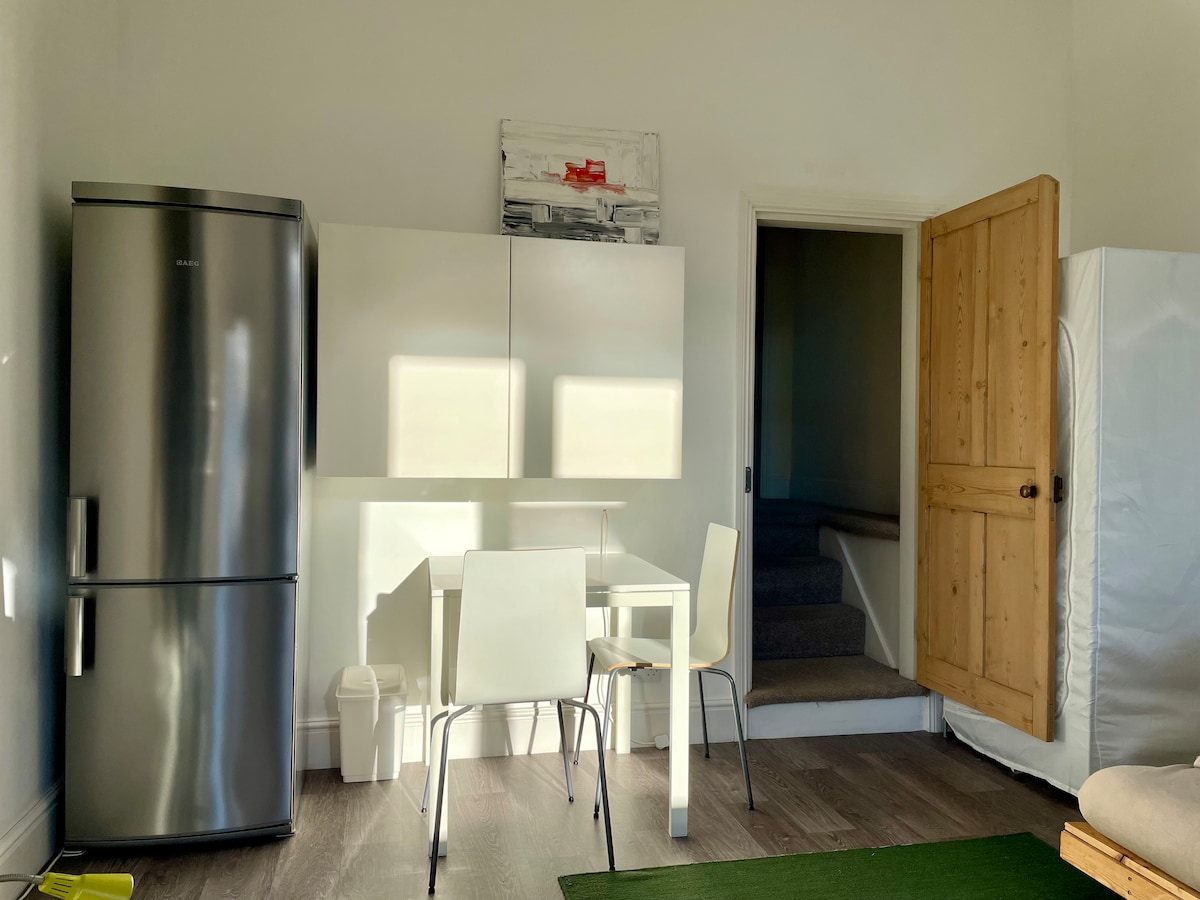 Top Airbnb: Sunny Garden Studio 100m from Loughborough Centre in Charnwood