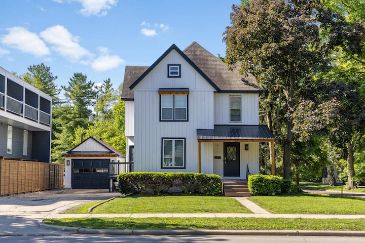 Updated Large House On Green Street Near Campus - Champaign, IL