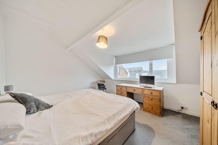 Raspakirajte se i udobno se smjestite uz komodu i prostor za odlaganje u spavaćoj sobi.