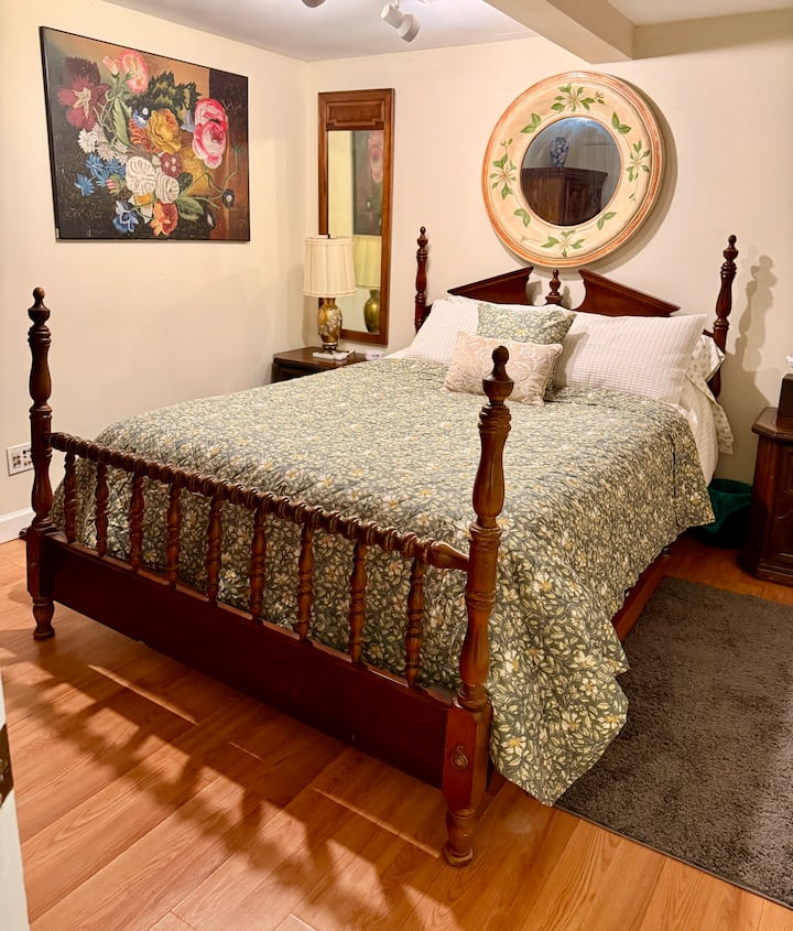 Брачен кревет (широк 150 – 179 см), будилник, огледала во полна големина, гардероба, плакар, кабловска телевизија/Netflix + DVD со далечински управувач, светилка и осветлување, осцилирачки вентилатор, дополнителна постелнина, полици, куки за облека, комода, станица за полнење, ноќни шкафчиња. 