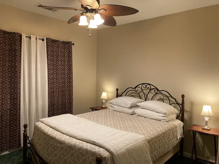 Chambre 2 avec lit Queen.