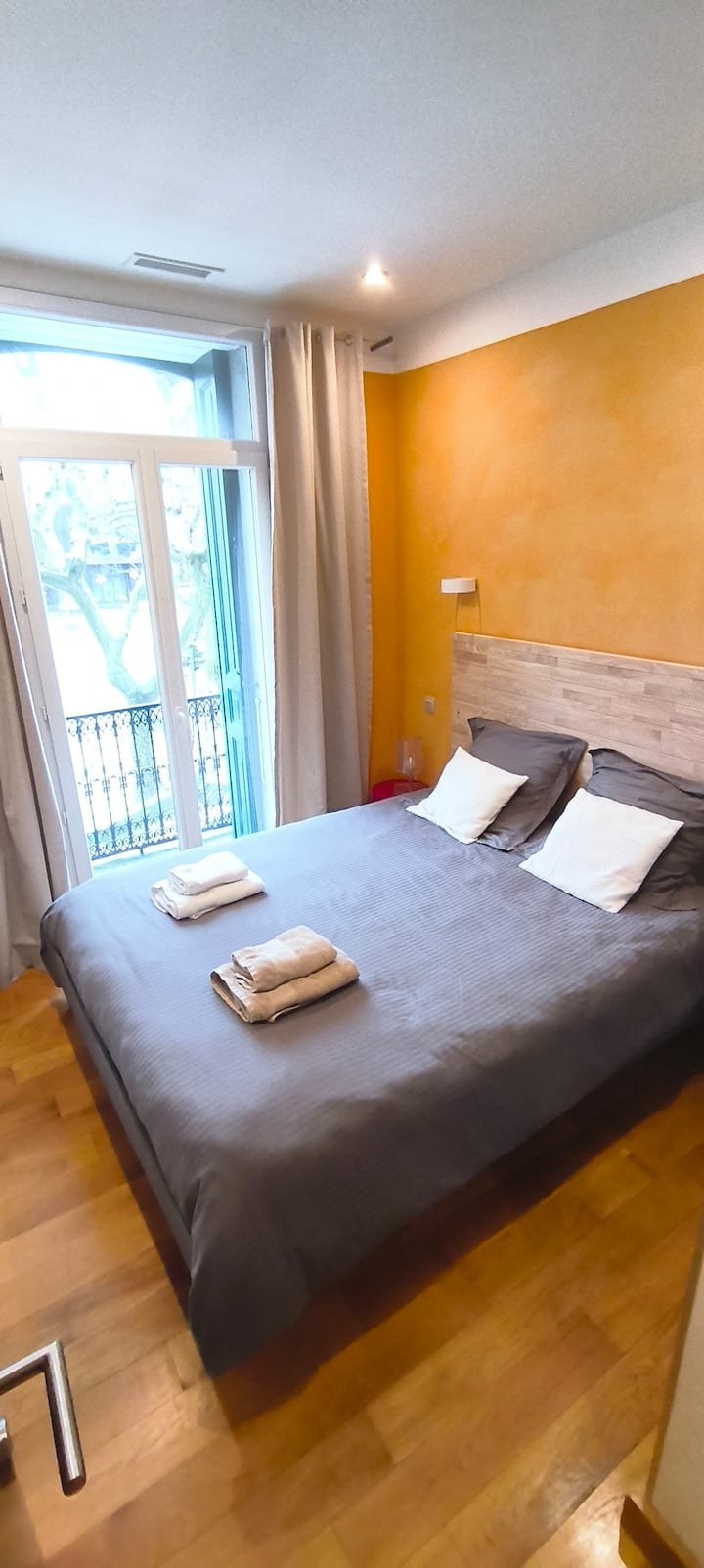 Queen size bed (160 cm)
the size of the bed makes the room smaller but offers you great bedding comfort.
it is still possible to move around the bed.