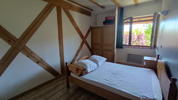 A l'étage
chambre 1 lit ( matelas 140 x 190 cm) 
1 couette 220 x 240 cm
2 oreillers
linge de lit disponible à la location selon tarifs indiqués dans l'annonce