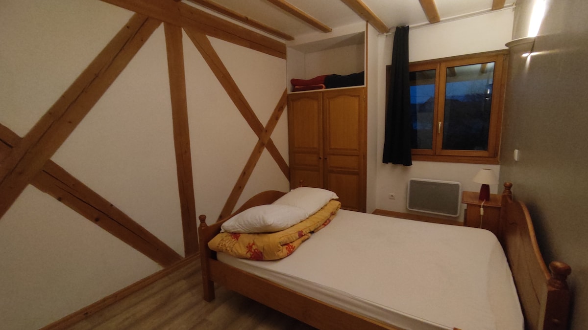 A l'étage
chambre 1 lit 140 x 190 cm 
1 couette 220 x 240 cm
2 oreillers
linge de lit disponible à la location selon tarifs indiqués dans l'annonce