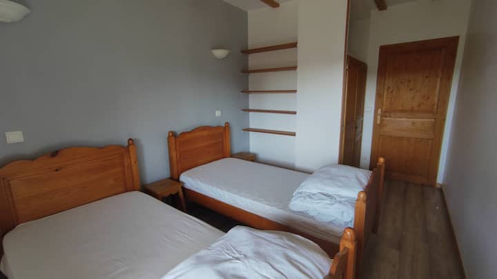 A l'étage
2 lits 90x190 cm
2 couettes 200x200cm
2 oreillers
linge de lit disponible à la location selon tarifs indiqués dans l'annonce