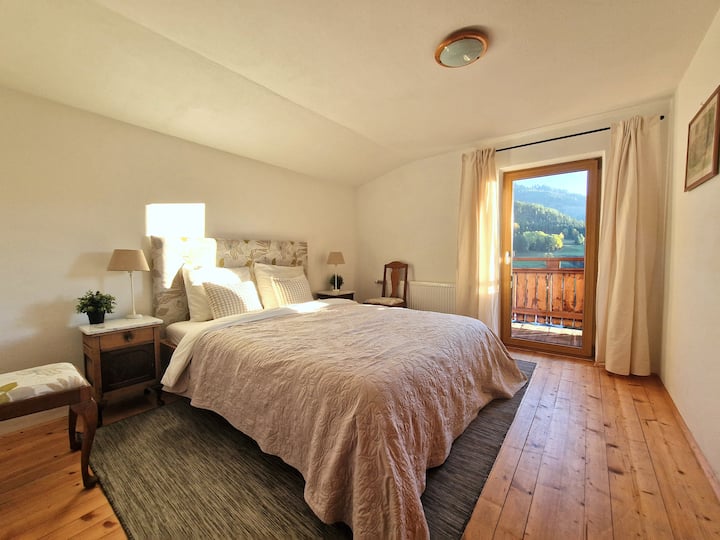 По - малко твърдо легло и голям килер за подреждане на дрехите по време на престоя ви. 