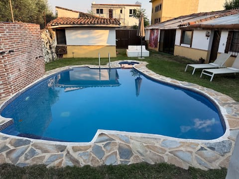 House with pool, patio and barbecue/AV-01308