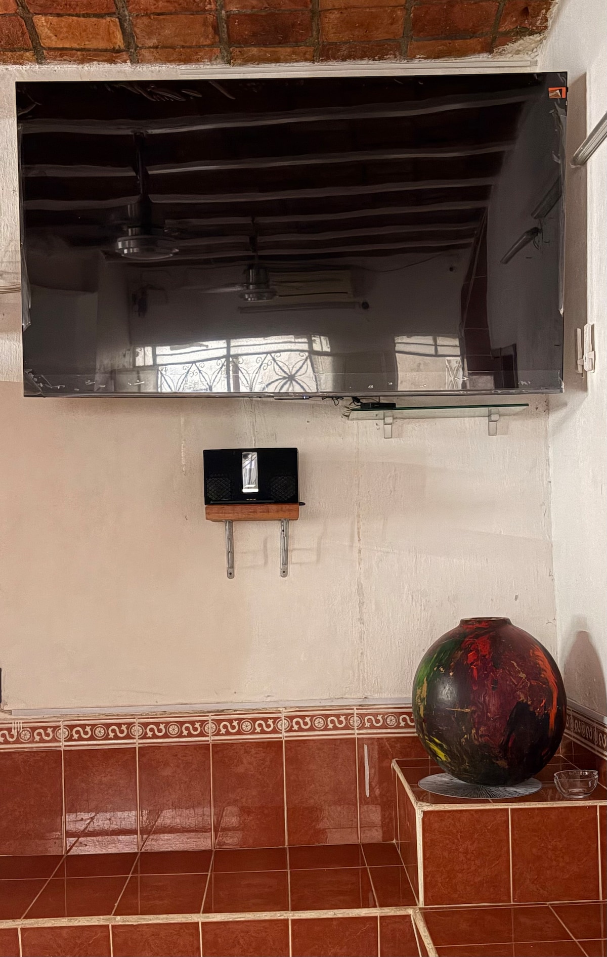 

"Shijo një përvojë të paharrueshme argëtimi në televizorin tonë inteligjent 85 inç në dhomën e ndenjjes. E përkryer për të parë serialet dhe filmat e tu të preferuar në një ekran gjigant!"

