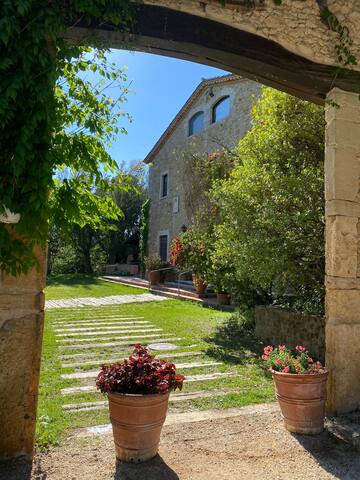 Can Sagnari entre Girona y Banyoles: Piscina y bbq gallery image 5