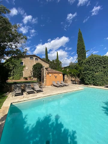 Can Sagnari entre Girona y Banyoles: Piscina y bbq gallery image 2