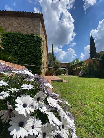 Can Sagnari entre Girona y Banyoles: Piscina y bbq gallery image 3