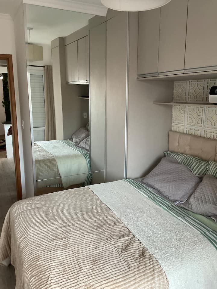 חדר נוח וממוזג, טלוויזיה חכמה ומקרן סרטים