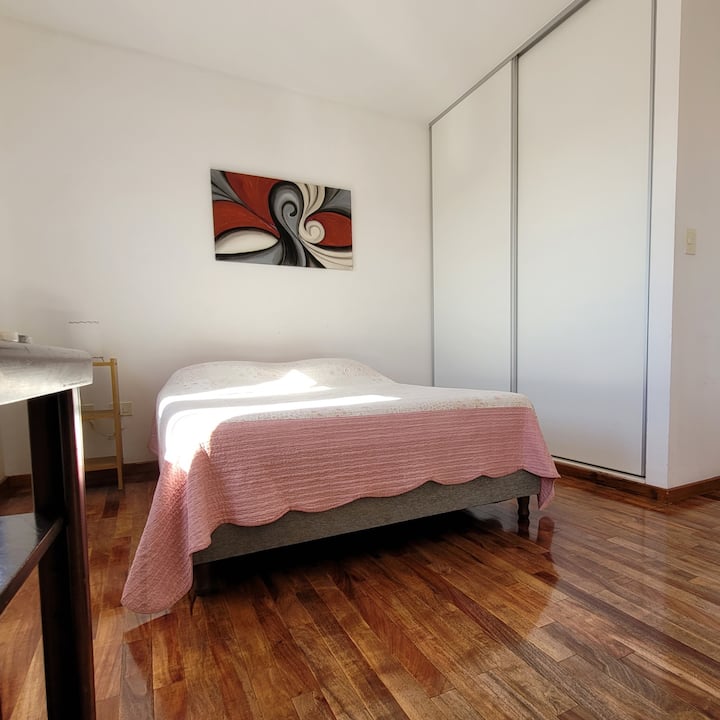 Dormitorio con cama doble y placard// საძინებელი ორადგილიანი საწოლითა და გარდერობით.