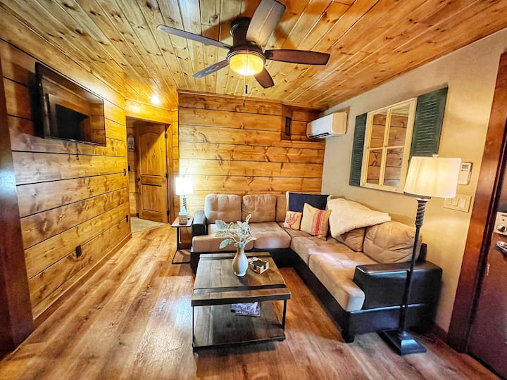 Cozy Lakefront Getaway Two Br One Ba On Mirror Lak - Highlands, NC