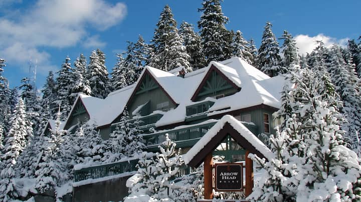 Cozy Forest Townhouse W/ Ski Access & Hot Tub - Whistler Blackcomb