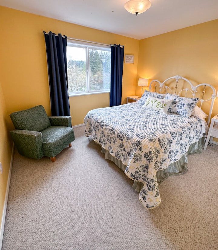 Located upstairs

Overlooks the lake