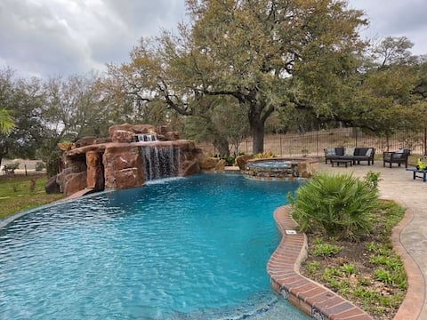 Villa at Cibolo Chase - oasis with hot tub & pool