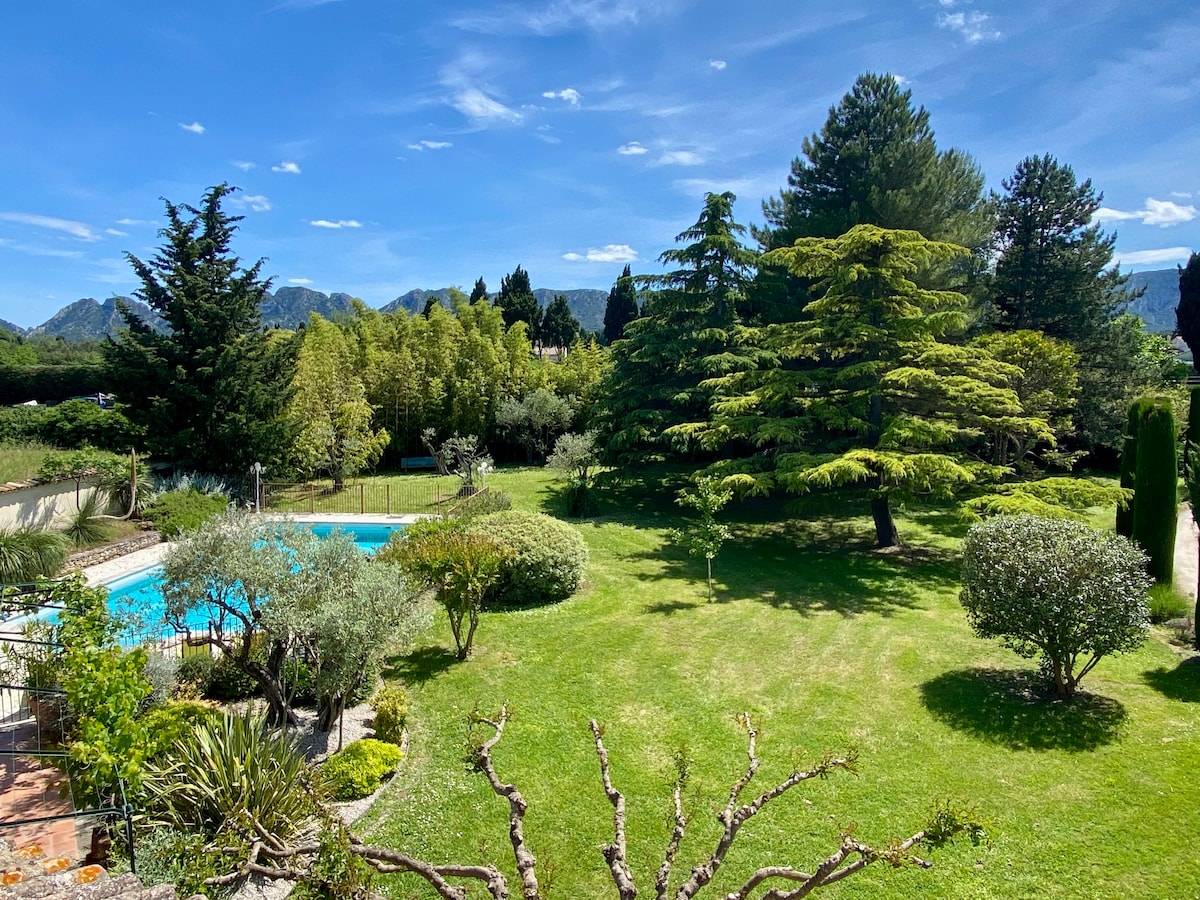 Parc arboré et vue sur les Alpilles
