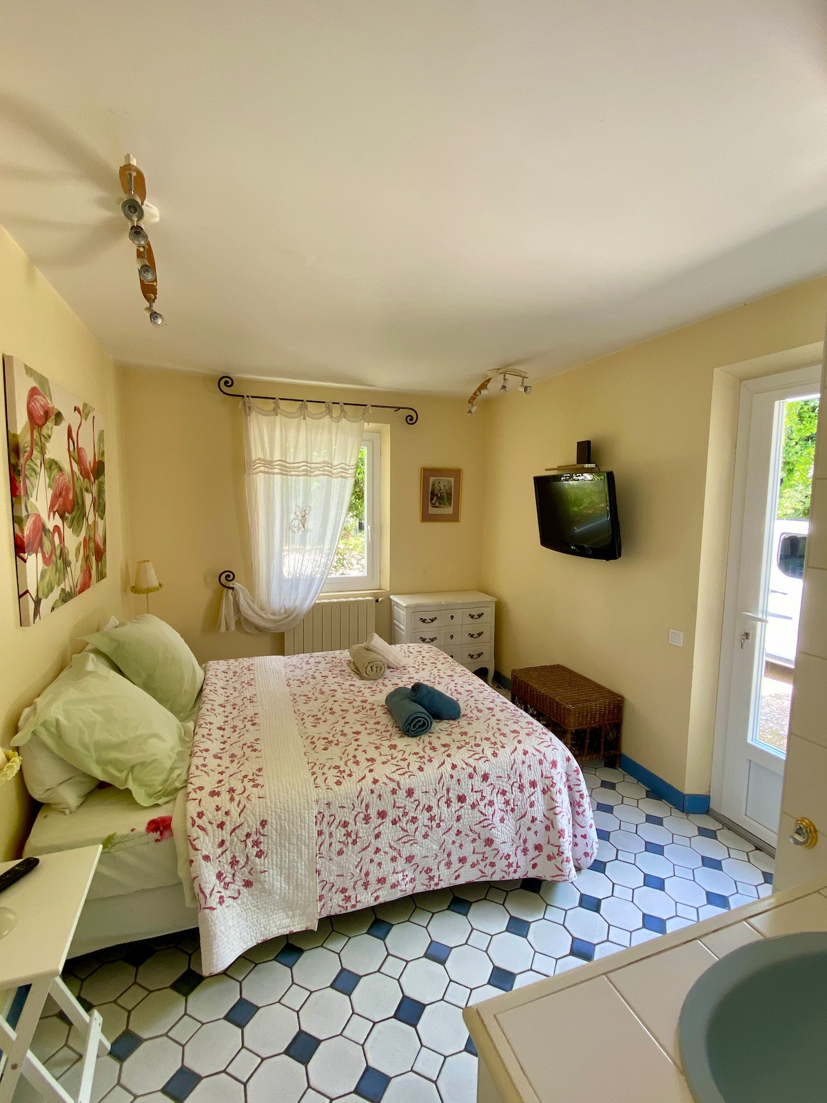 Chambre du Mas des Vilassoles avec tête de lit en bois