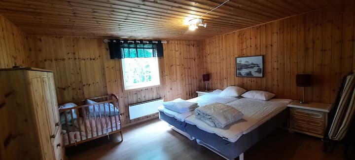 Спална соба десно. Брачен кревет (180 см), може да се подели на два единечни кревета. Детско креветче,  дополнителен кревет, помал плакар и мал кауч. Ролетни.