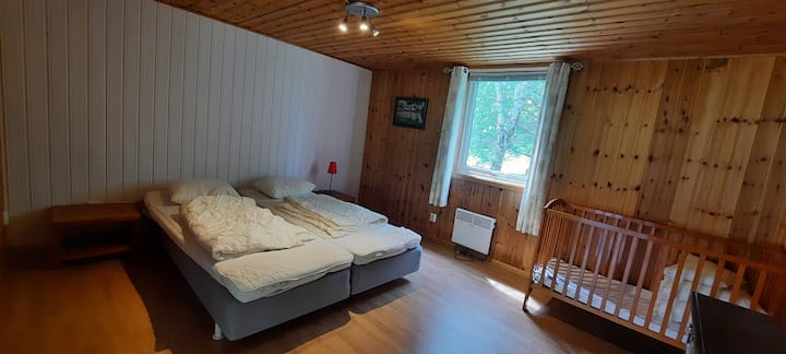 Спална соба лево. Дуплиот кревет, 160 см, може да се помести на два единечни кревета. Детско креветче, фиоки и полици за облека. Ролетни.