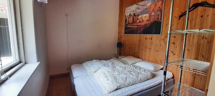 Спална соба со двоен кревет,  160 см. и полица. Ролетна.