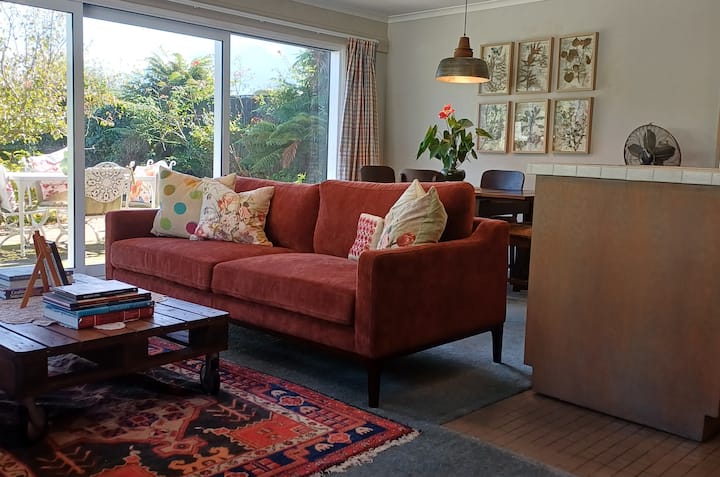 Riverside Cottage Homestay On Lake Rotorua - Rotorua