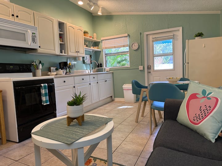 Quiet Private Downtown Gem Cottage - Dunedin, FL