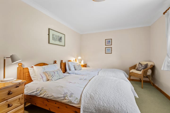 חדר שינה למטה המשקיף על הגינה האחורית.